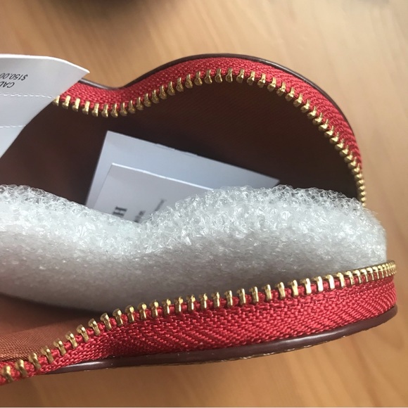 ❤️ Coach Heart Wristlet In Signature Canvas With Heart Print - Picture 7 of 12